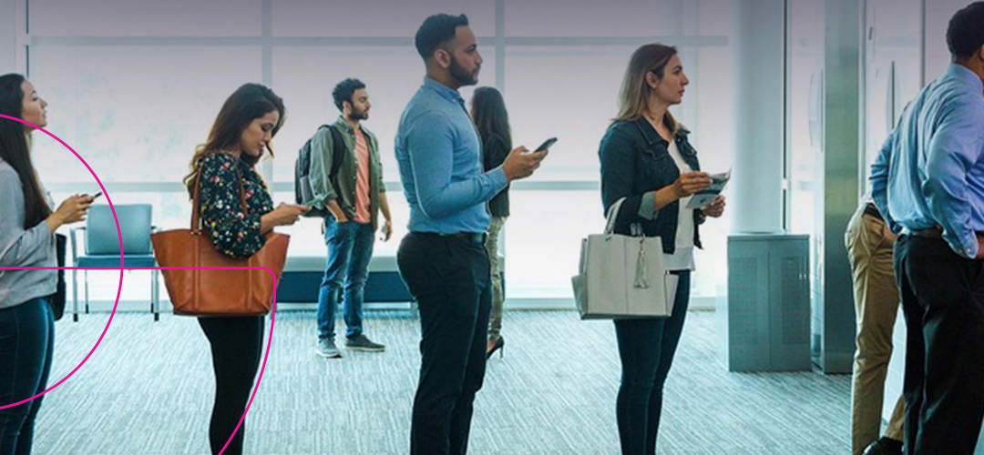 Cliente aprovechando el uso de celulares en bancos mediante redes WiFi para bancos seguras